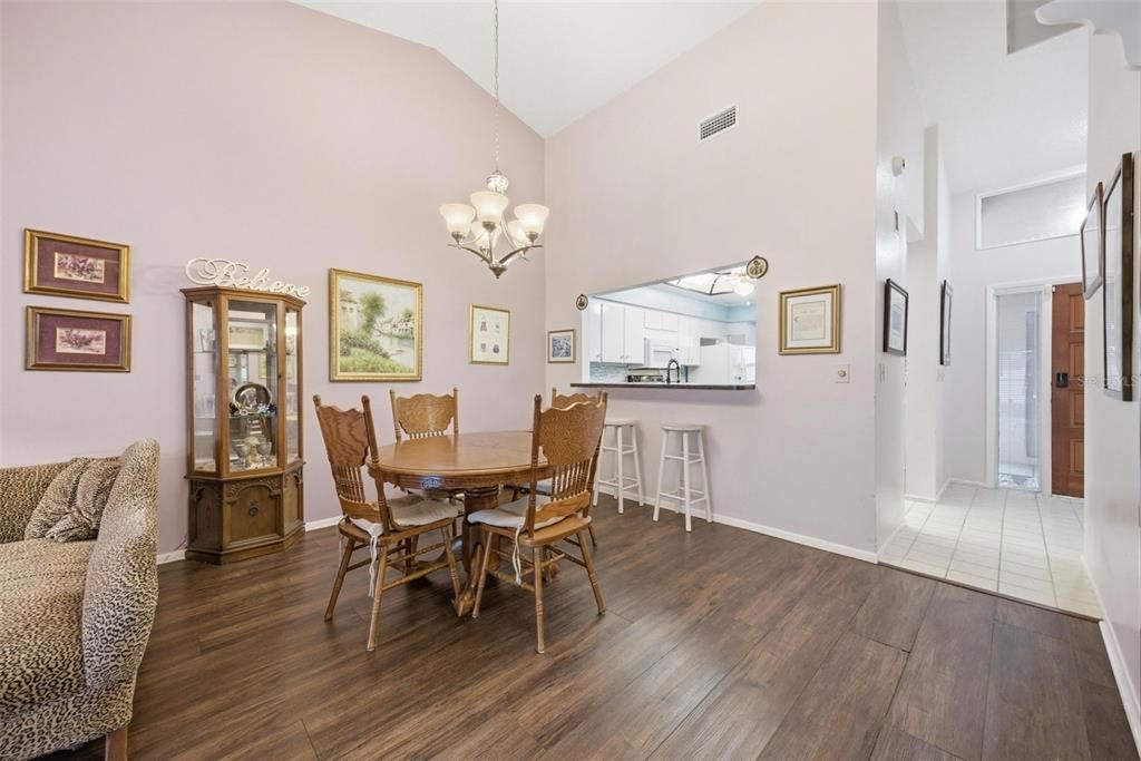 На продажу: $369,900 (2 спален, 2 ванн, 1620 Квадратных фут)