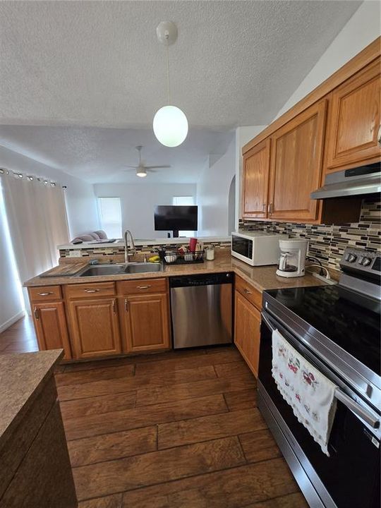 For Sale: $280,000 (3 beds, 2 baths, 1464 Square Feet)