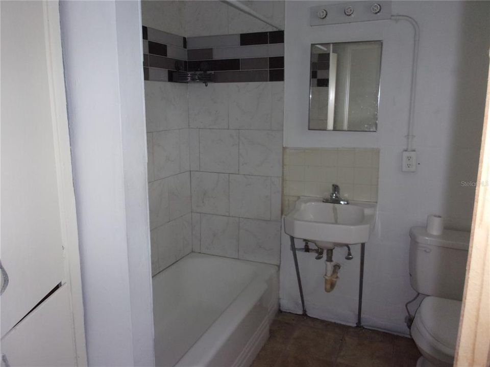 Activo con contrato: $950 (1 camas, 1 baños, 550 Pies cuadrados)