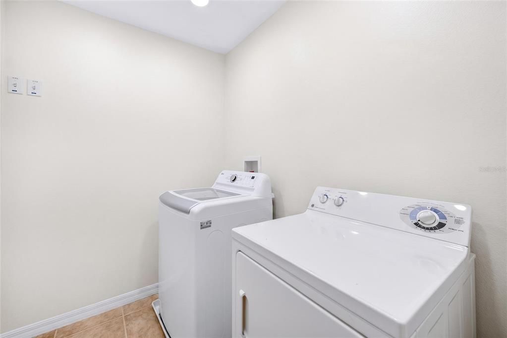 For Sale: $570,000 (4 beds, 2 baths, 2904 Square Feet)
