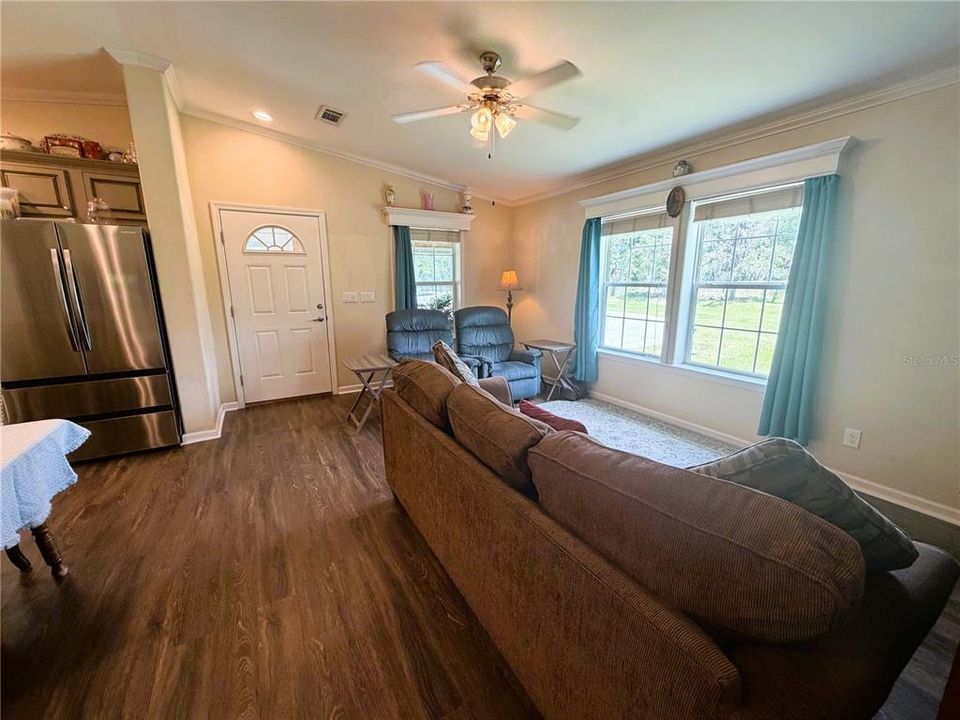 For Sale: $254,900 (3 beds, 2 baths, 1188 Square Feet)