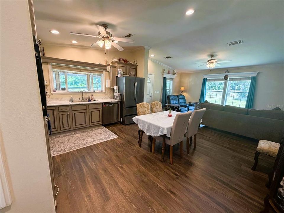 For Sale: $254,900 (3 beds, 2 baths, 1188 Square Feet)
