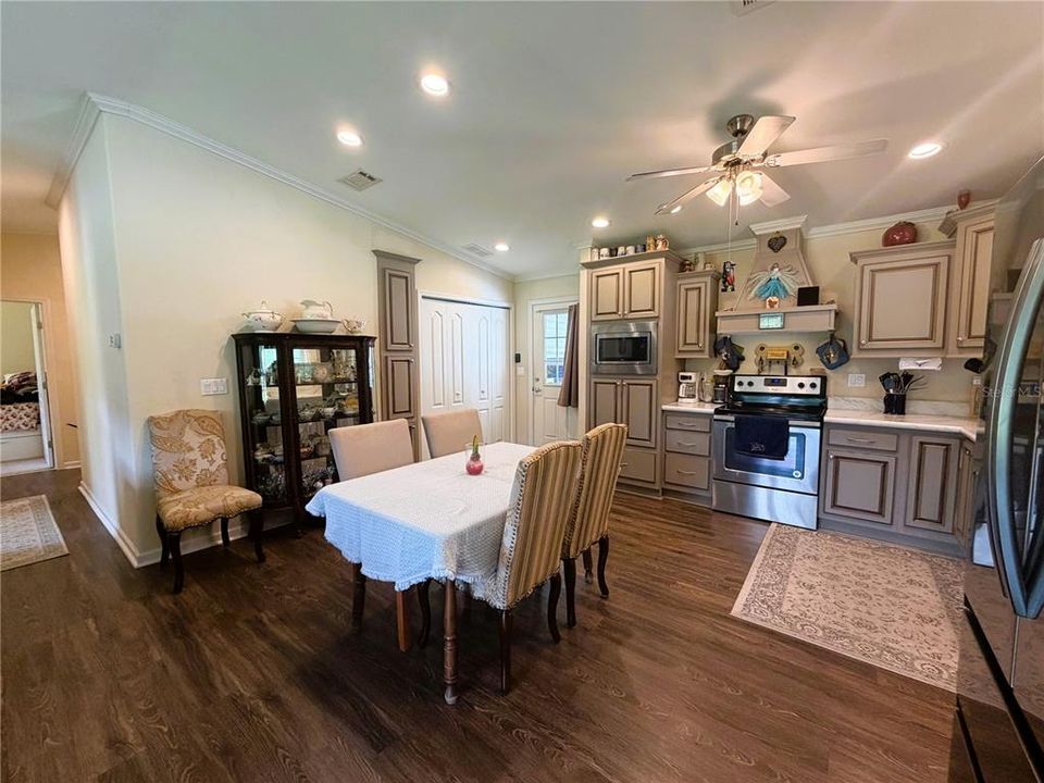 For Sale: $254,900 (3 beds, 2 baths, 1188 Square Feet)
