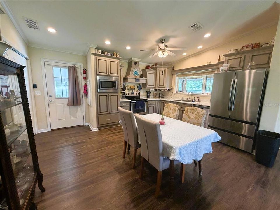 For Sale: $254,900 (3 beds, 2 baths, 1188 Square Feet)