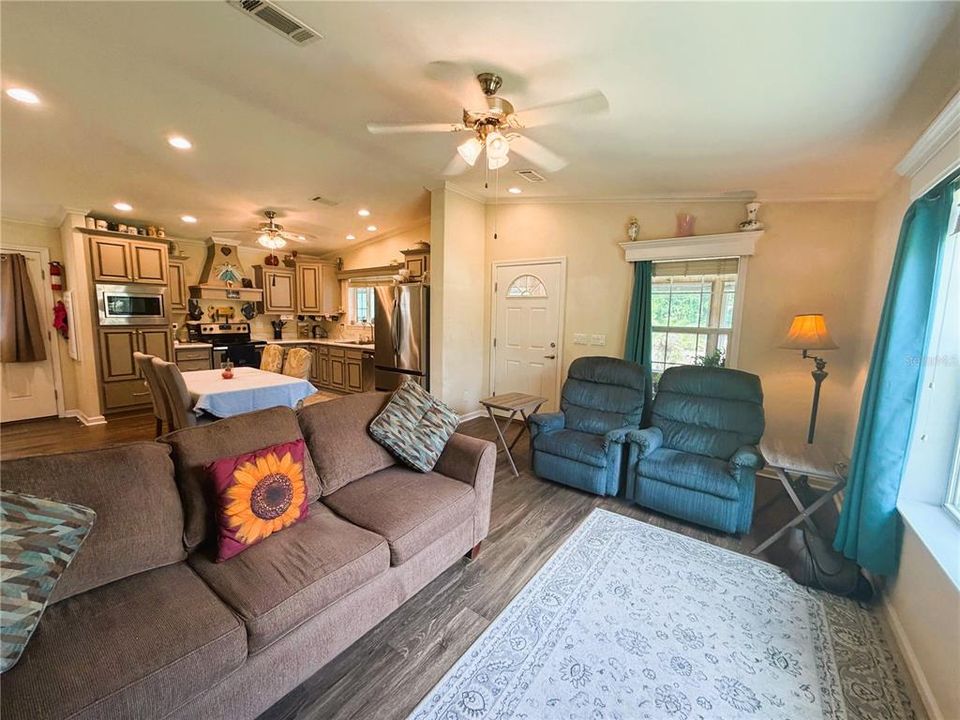 For Sale: $254,900 (3 beds, 2 baths, 1188 Square Feet)