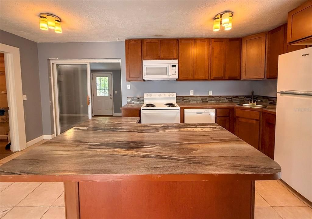 En Venta: $245,000 (4 camas, 2 baños, 1455 Pies cuadrados)