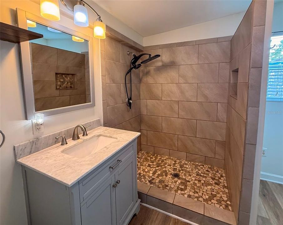 En Venta: $245,000 (4 camas, 2 baños, 1455 Pies cuadrados)