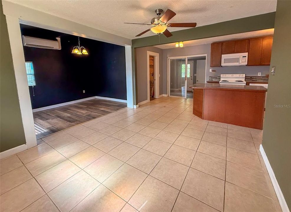 En Venta: $245,000 (4 camas, 2 baños, 1455 Pies cuadrados)