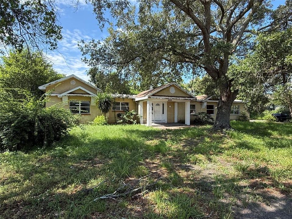 For Sale: $299,000 (3 beds, 3 baths, 2637 Square Feet)
