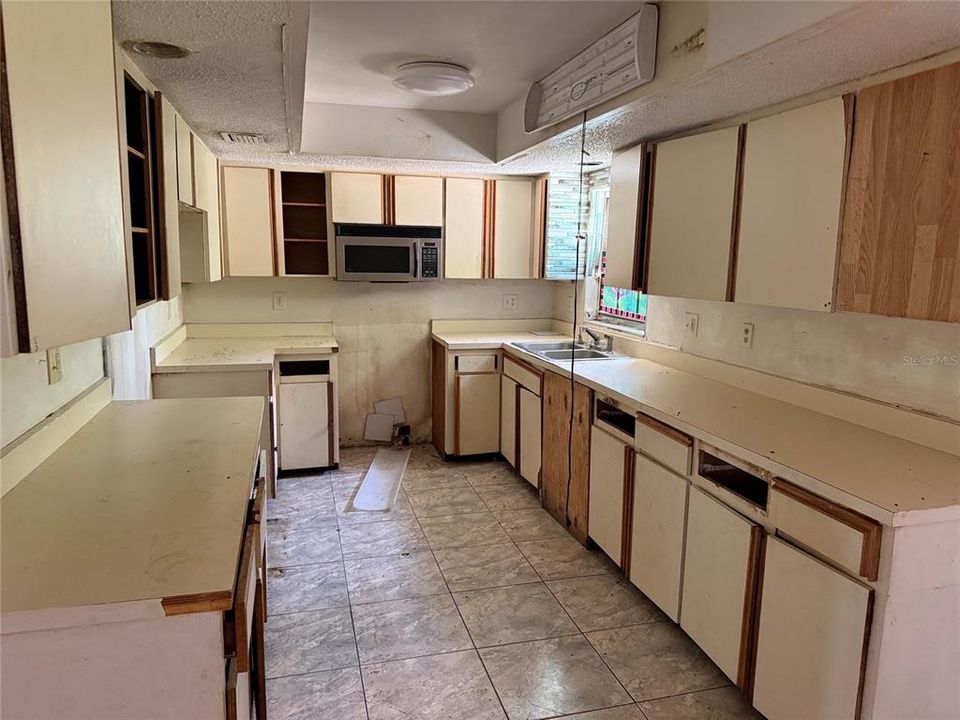 For Sale: $299,000 (3 beds, 3 baths, 2637 Square Feet)