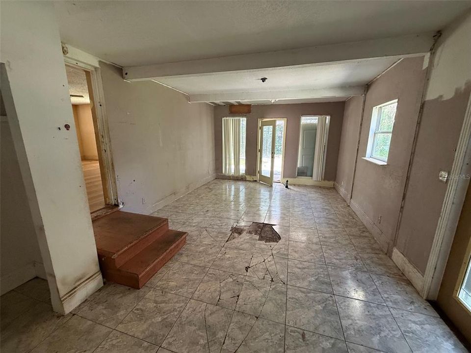 For Sale: $299,000 (3 beds, 3 baths, 2637 Square Feet)