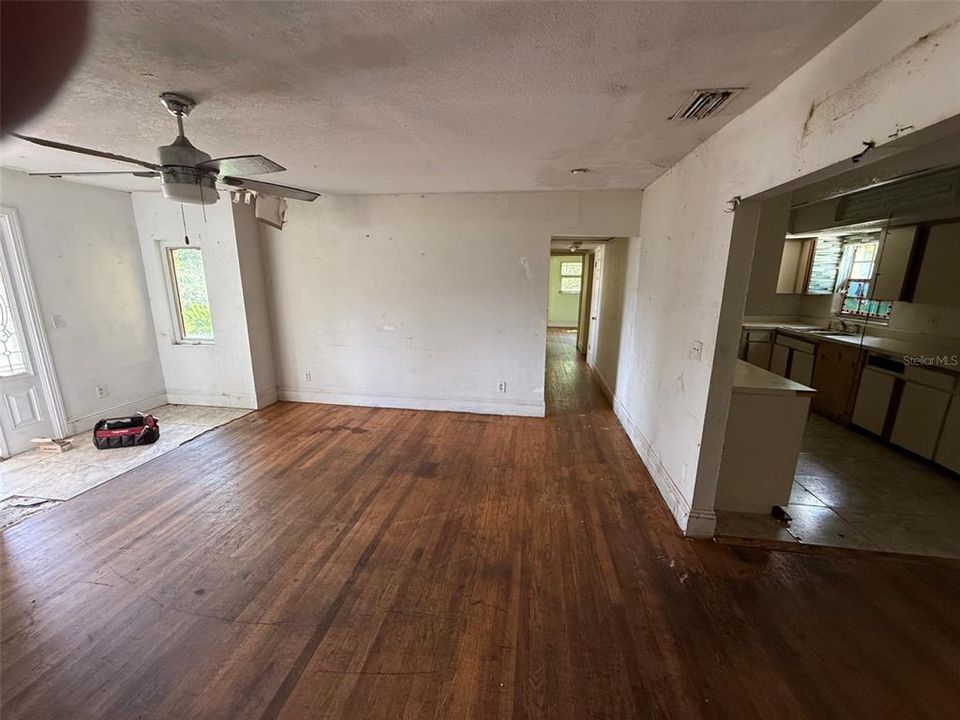 For Sale: $299,000 (3 beds, 3 baths, 2637 Square Feet)