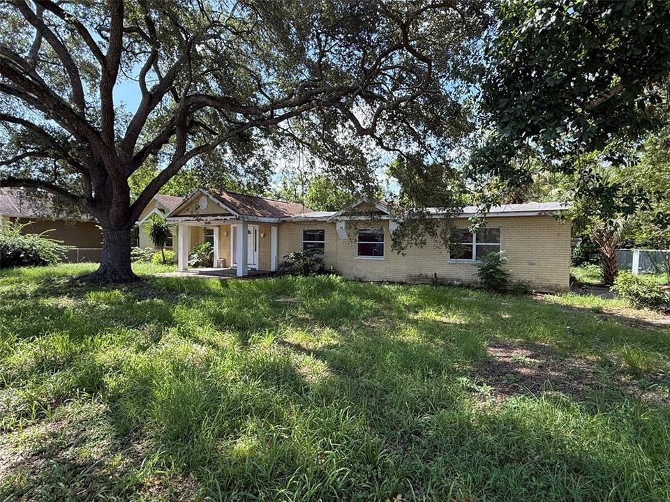 For Sale: $299,000 (3 beds, 3 baths, 2637 Square Feet)