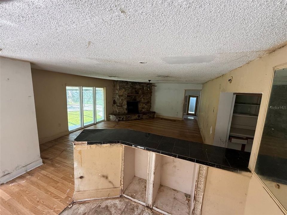 For Sale: $299,000 (3 beds, 3 baths, 2637 Square Feet)