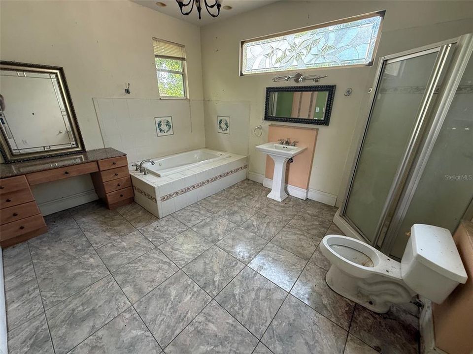 For Sale: $299,000 (3 beds, 3 baths, 2637 Square Feet)
