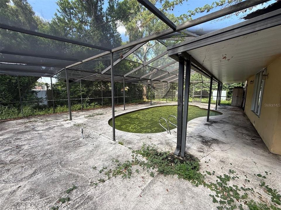 For Sale: $299,000 (3 beds, 3 baths, 2637 Square Feet)