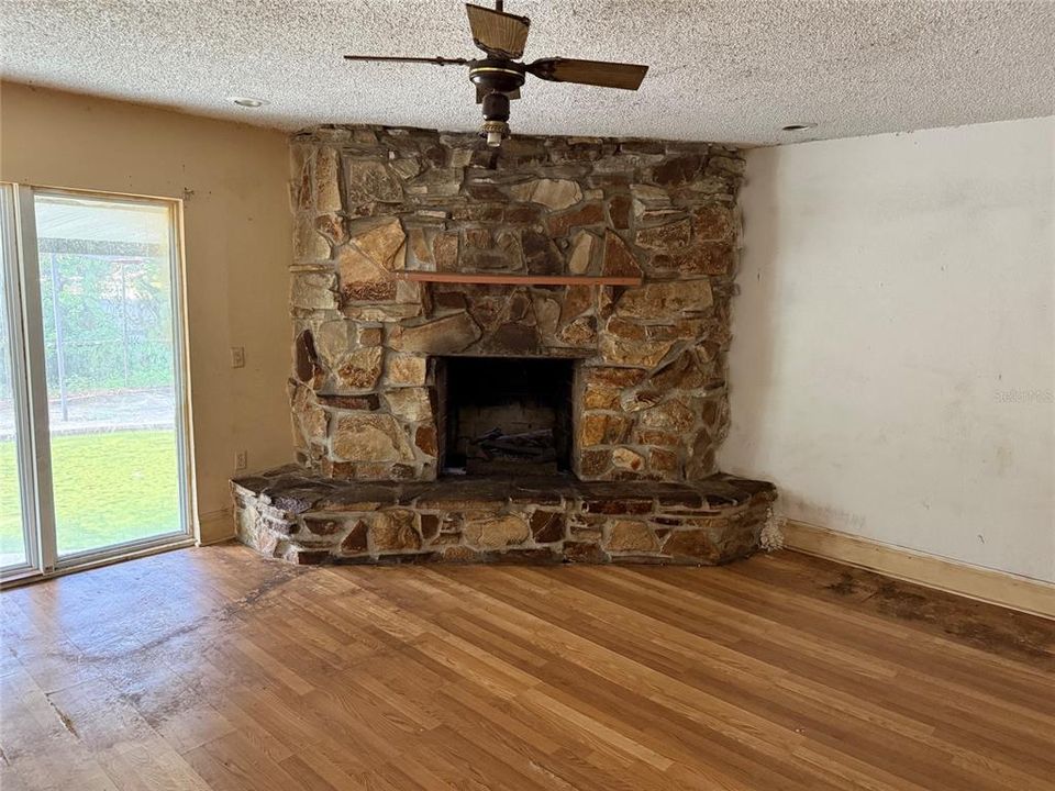 For Sale: $299,000 (3 beds, 3 baths, 2637 Square Feet)