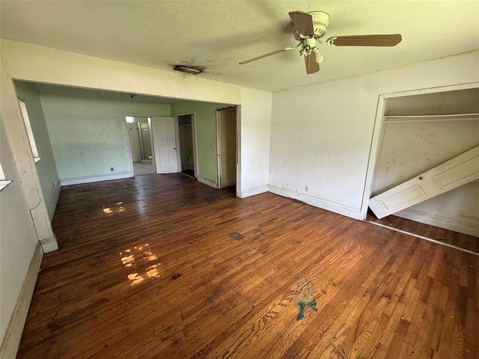 For Sale: $299,000 (3 beds, 3 baths, 2637 Square Feet)