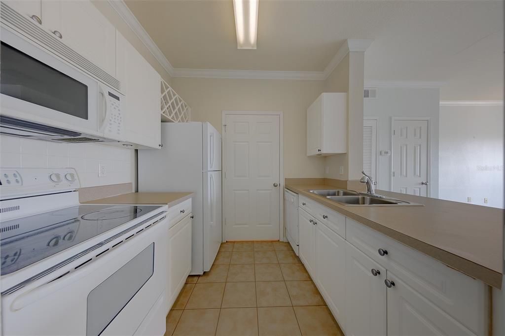 For Sale: $107,000 (1 beds, 1 baths, 660 Square Feet)