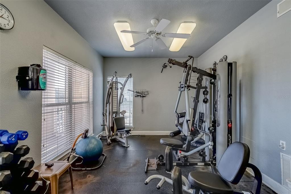 For Sale: $107,000 (1 beds, 1 baths, 660 Square Feet)