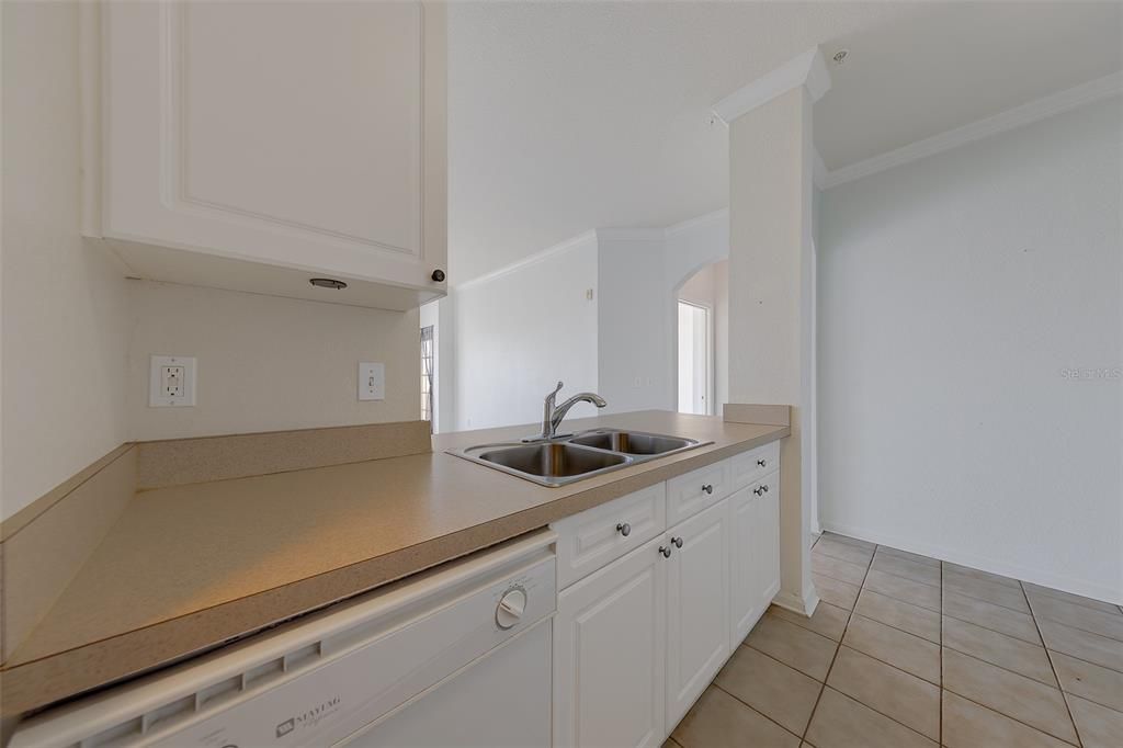 For Sale: $107,000 (1 beds, 1 baths, 660 Square Feet)