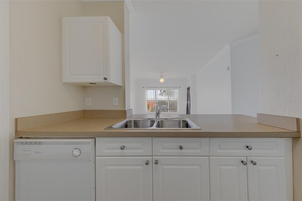 For Sale: $107,000 (1 beds, 1 baths, 660 Square Feet)