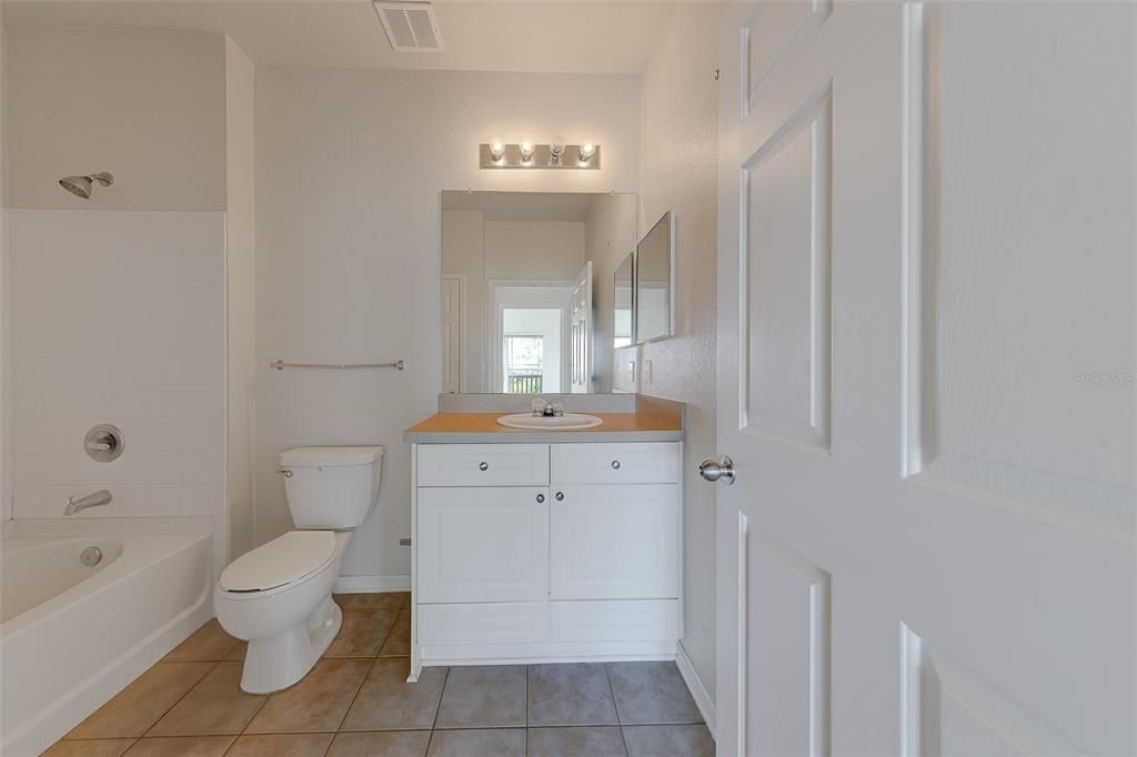 For Sale: $107,000 (1 beds, 1 baths, 660 Square Feet)