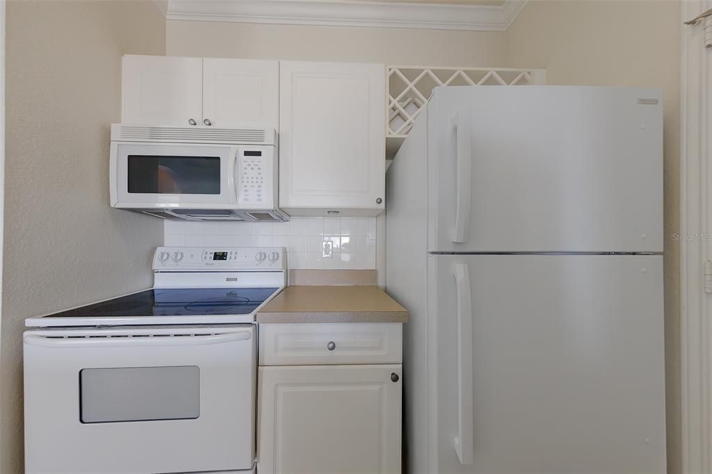 For Sale: $107,000 (1 beds, 1 baths, 660 Square Feet)