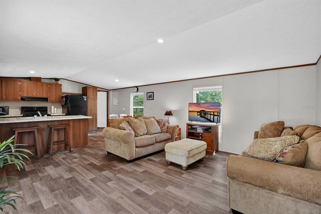 For Sale: $235,000 (3 beds, 2 baths, 1216 Square Feet)