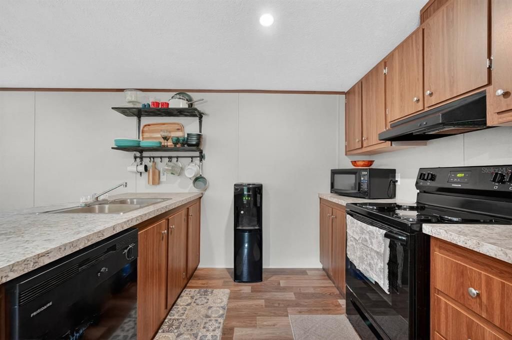 For Sale: $235,000 (3 beds, 2 baths, 1216 Square Feet)