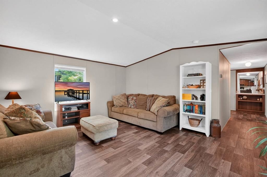 For Sale: $235,000 (3 beds, 2 baths, 1216 Square Feet)
