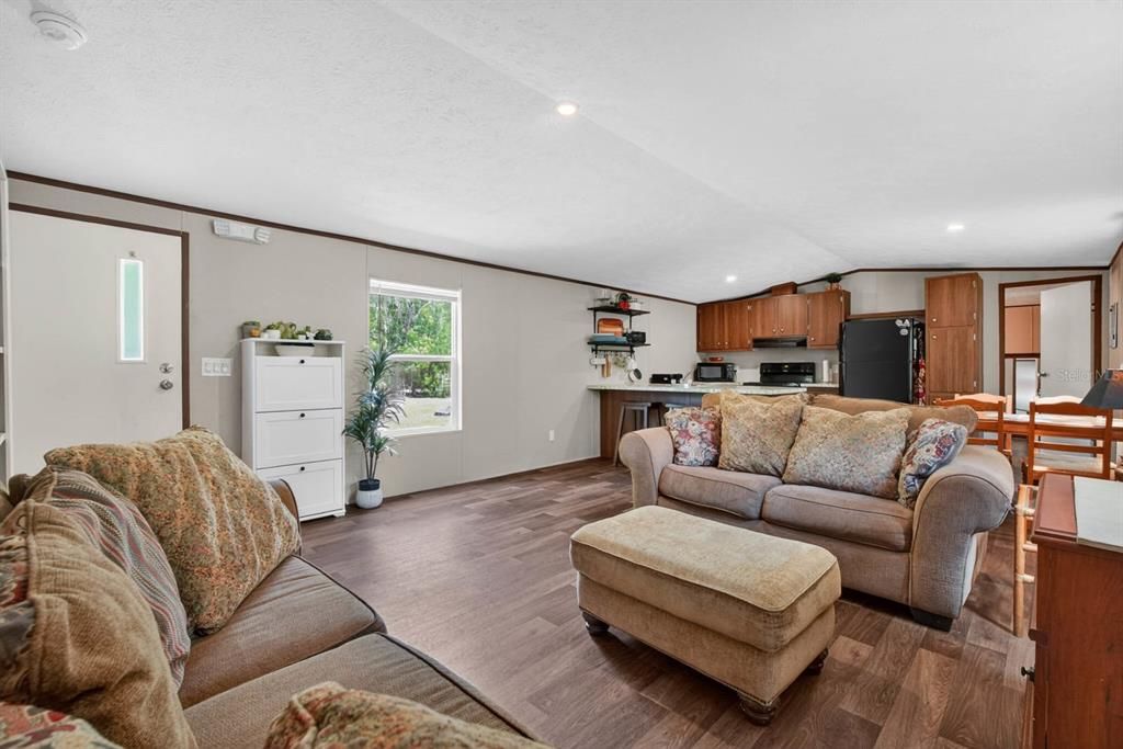 For Sale: $235,000 (3 beds, 2 baths, 1216 Square Feet)