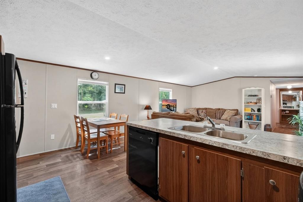 For Sale: $235,000 (3 beds, 2 baths, 1216 Square Feet)