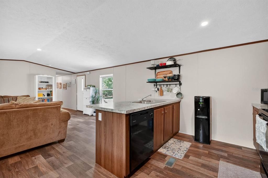 For Sale: $235,000 (3 beds, 2 baths, 1216 Square Feet)
