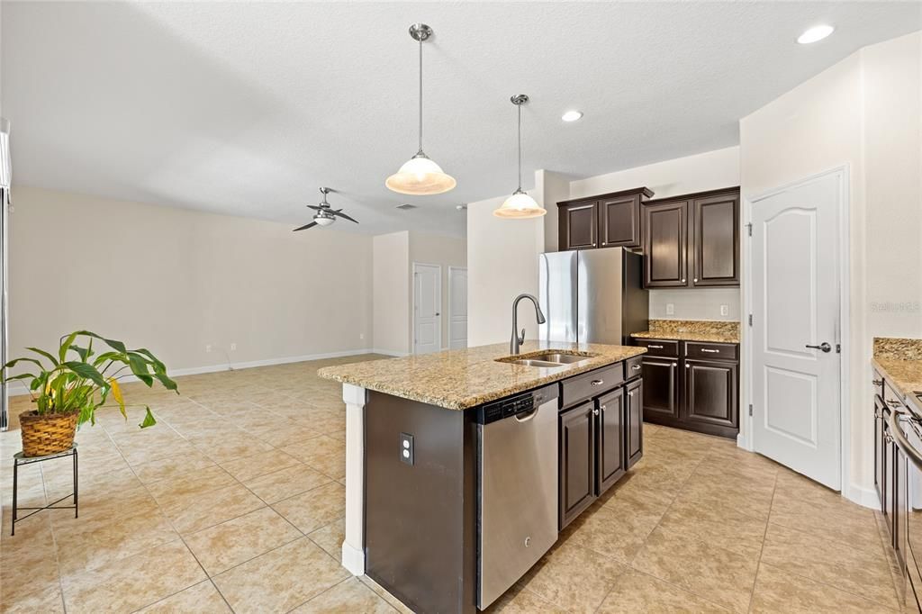 En Venta: $765,000 (7 camas, 4 baños, 3899 Pies cuadrados)