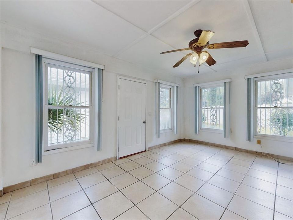For Sale: $365,000 (3 beds, 2 baths, 1731 Square Feet)