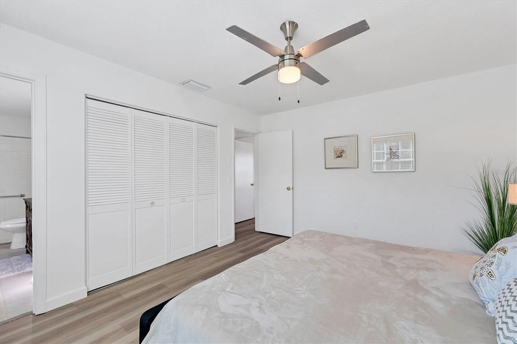 For Sale: $299,900 (2 beds, 2 baths, 1068 Square Feet)