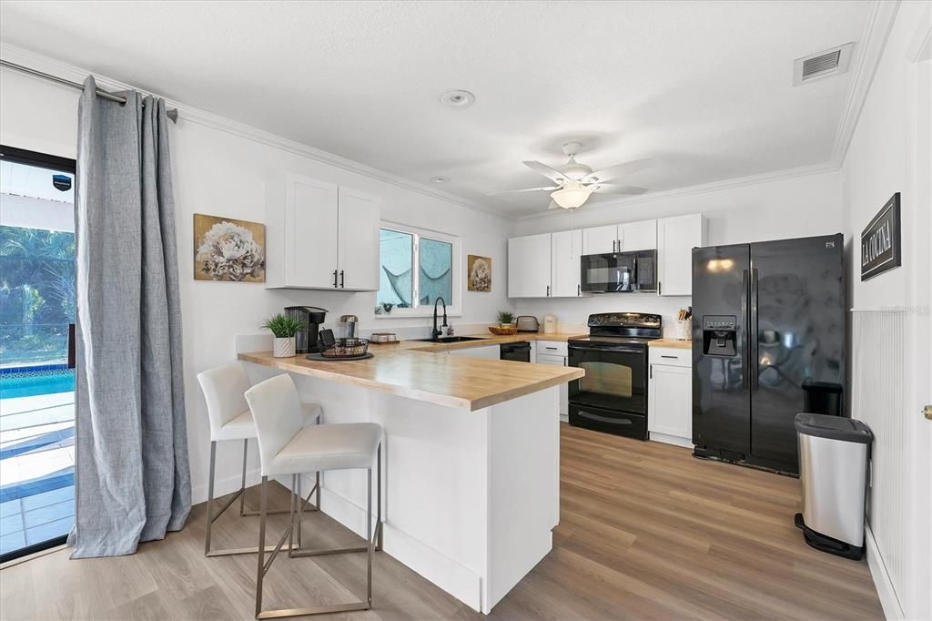 For Sale: $299,900 (2 beds, 2 baths, 1068 Square Feet)