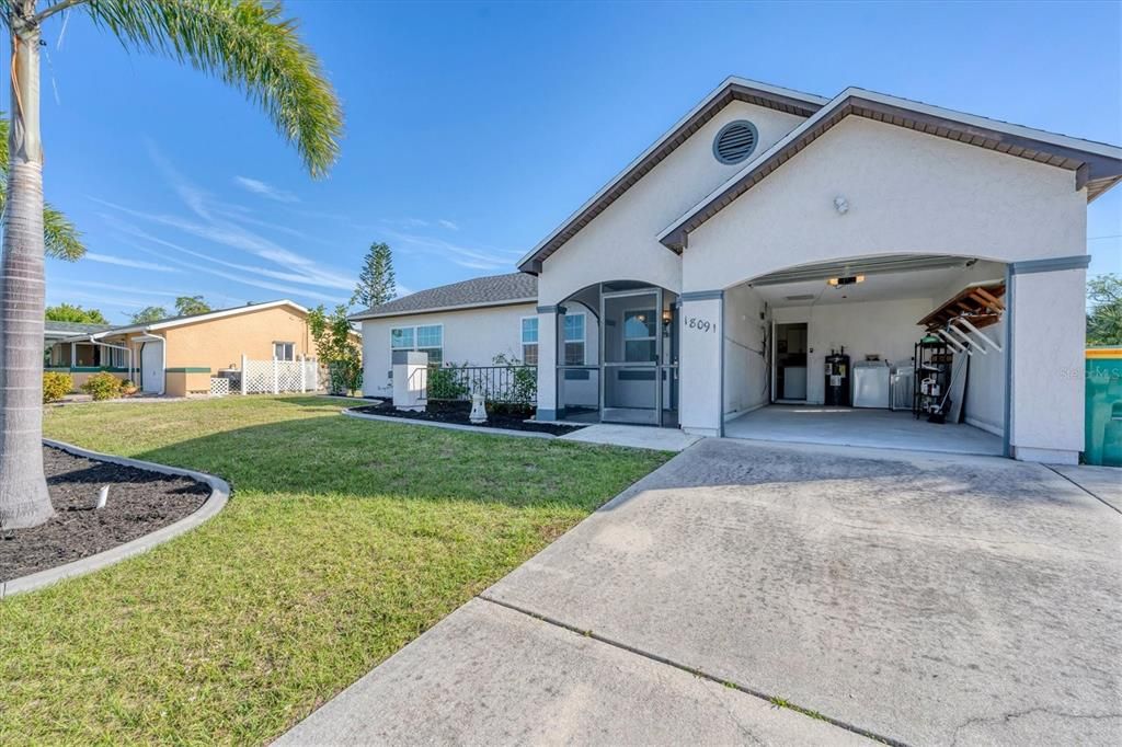 For Sale: $299,900 (2 beds, 2 baths, 1068 Square Feet)