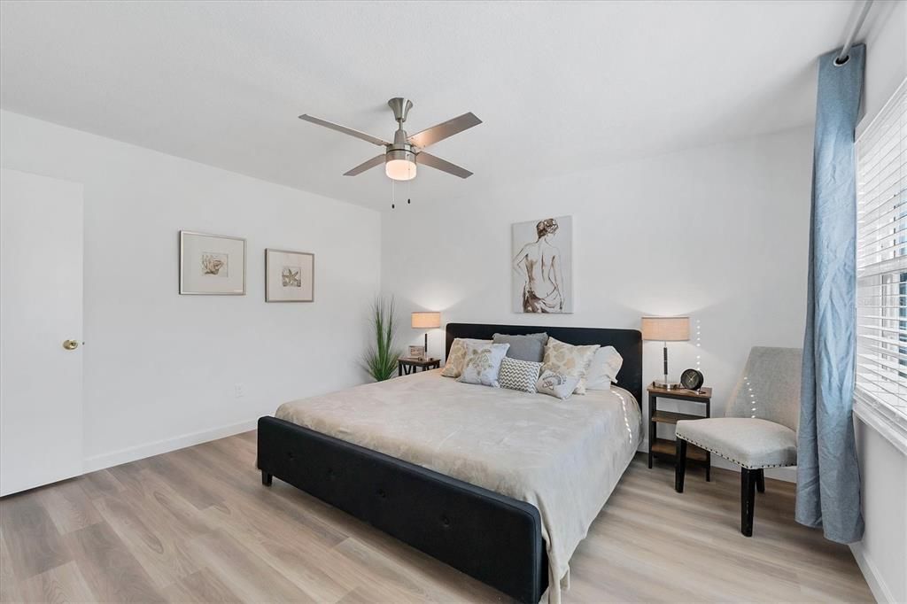 For Sale: $299,900 (2 beds, 2 baths, 1068 Square Feet)