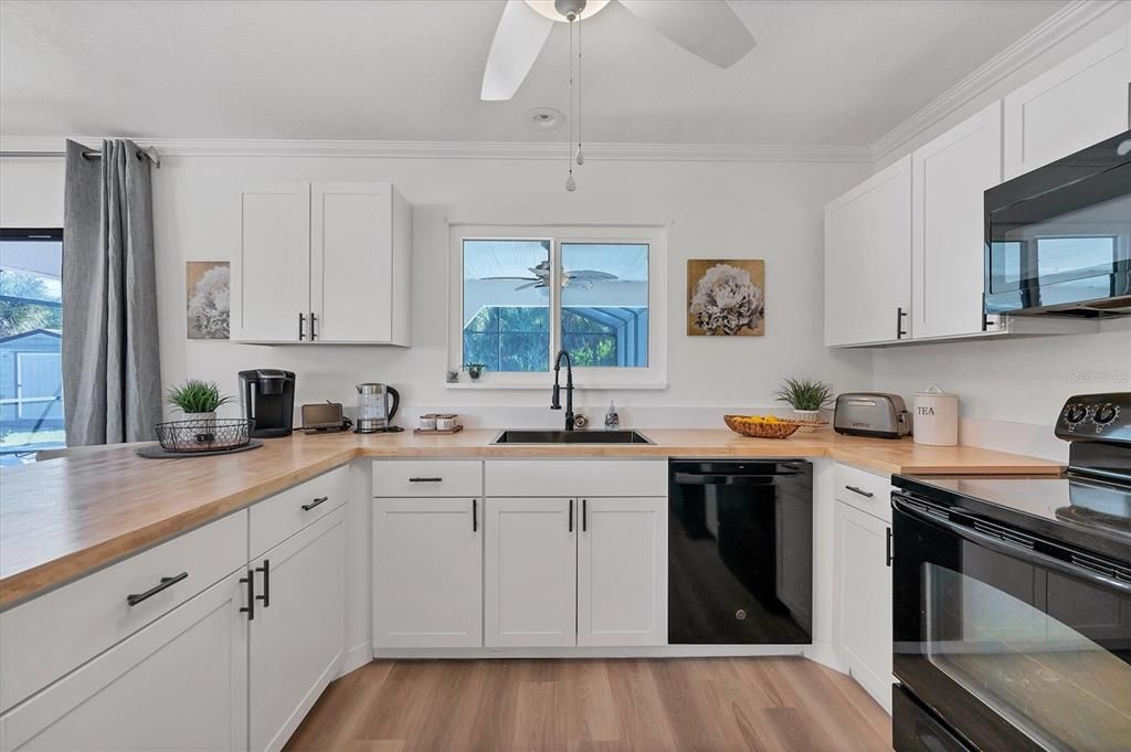 For Sale: $299,900 (2 beds, 2 baths, 1068 Square Feet)