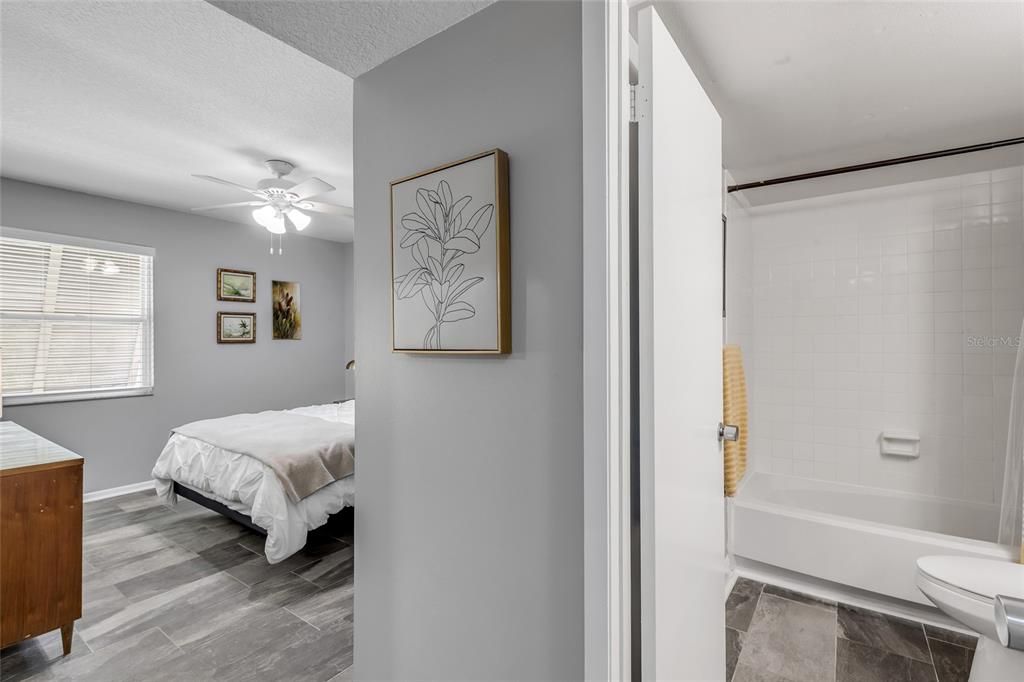 For Sale: $175,000 (2 beds, 2 baths, 897 Square Feet)
