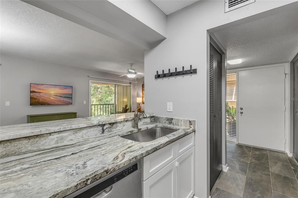 For Sale: $175,000 (2 beds, 2 baths, 897 Square Feet)