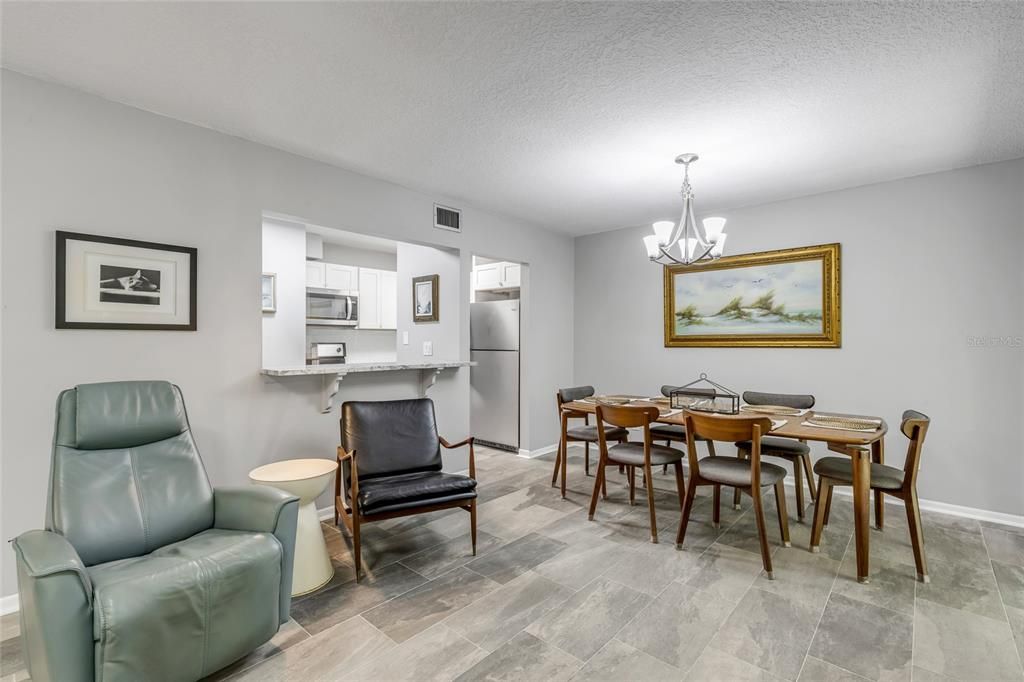 For Sale: $175,000 (2 beds, 2 baths, 897 Square Feet)