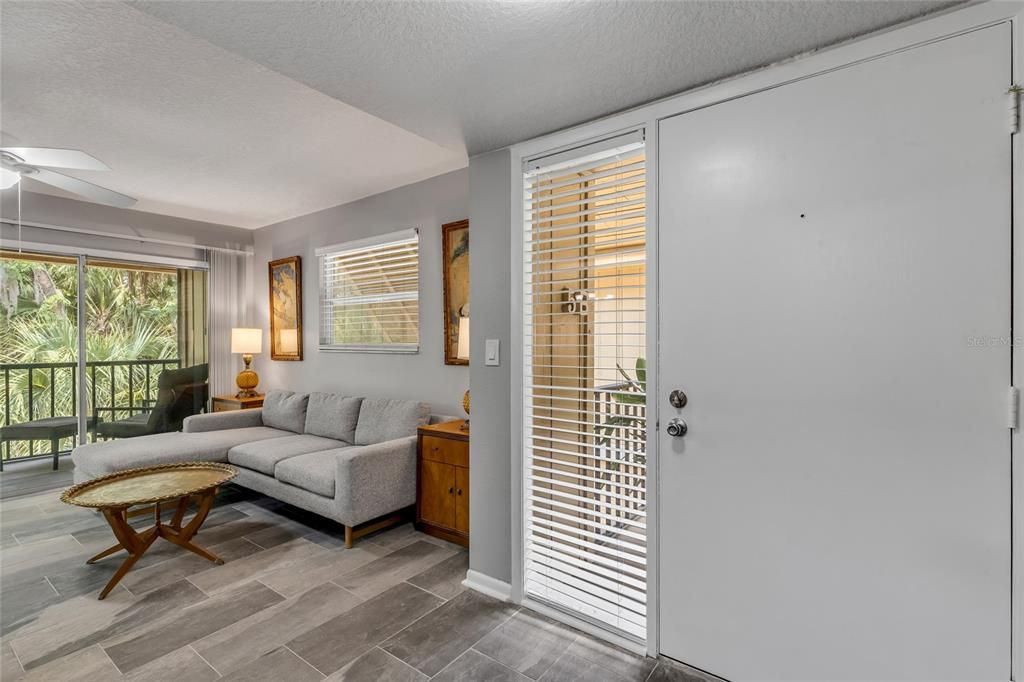 For Sale: $175,000 (2 beds, 2 baths, 897 Square Feet)