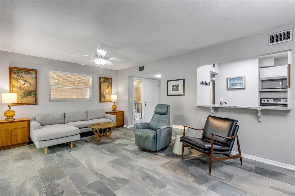 For Sale: $175,000 (2 beds, 2 baths, 897 Square Feet)