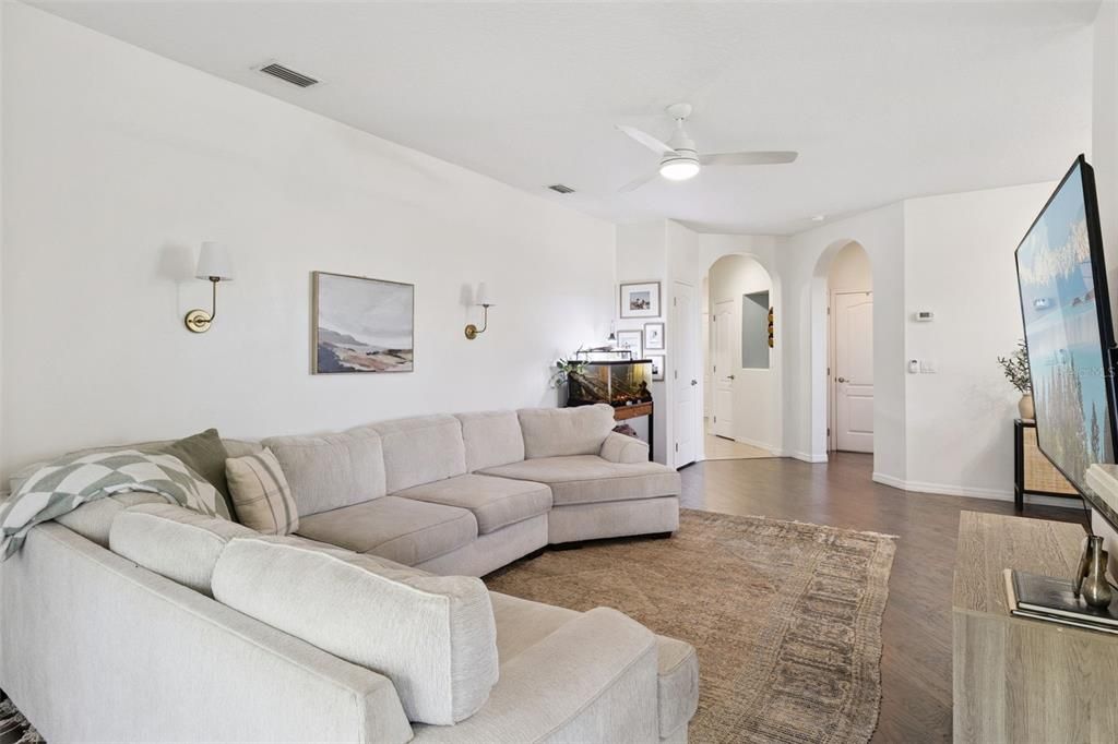 For Sale: $287,000 (3 beds, 2 baths, 1602 Square Feet)