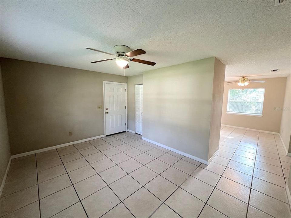 For Rent: $1,300 (2 beds, 1 baths, 986 Square Feet)