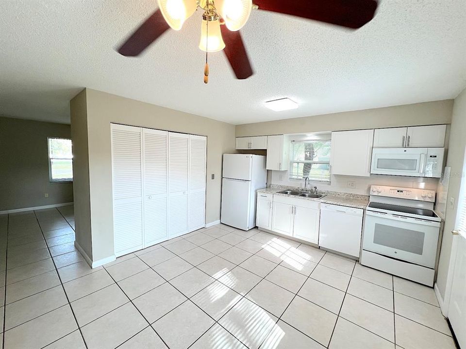 For Rent: $1,300 (2 beds, 1 baths, 986 Square Feet)