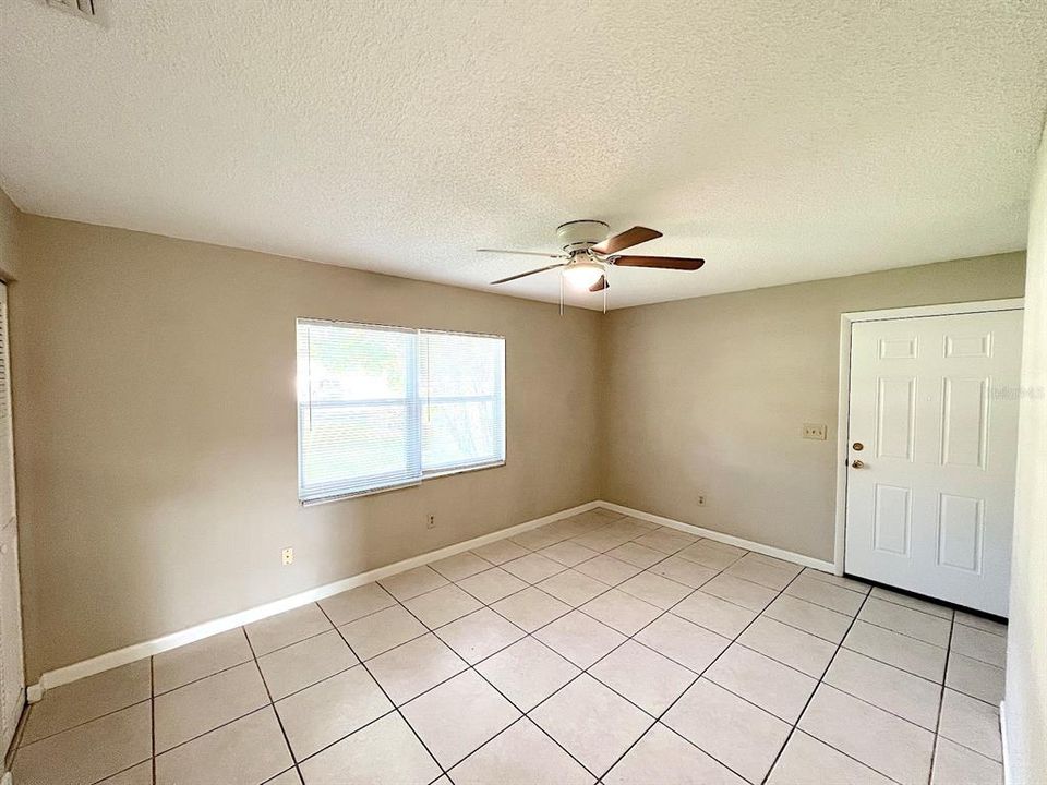For Rent: $1,300 (2 beds, 1 baths, 986 Square Feet)